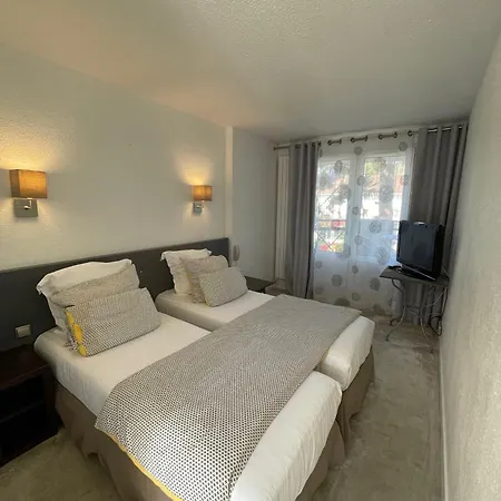 Adonis ホテル *