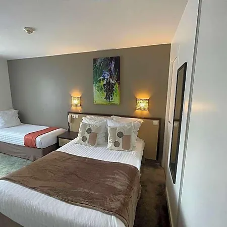 Adonis Hotel *