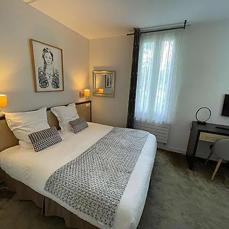 Adonis Hotel *